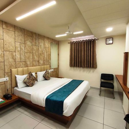 Hotel Kinara Ахмедабад Екстер'єр фото