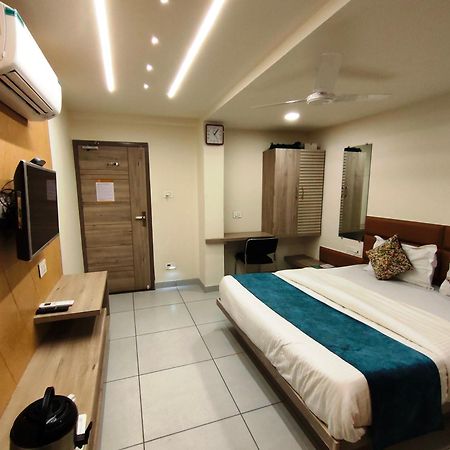 Hotel Kinara Ахмедабад Екстер'єр фото
