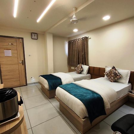 Hotel Kinara Ахмедабад Екстер'єр фото