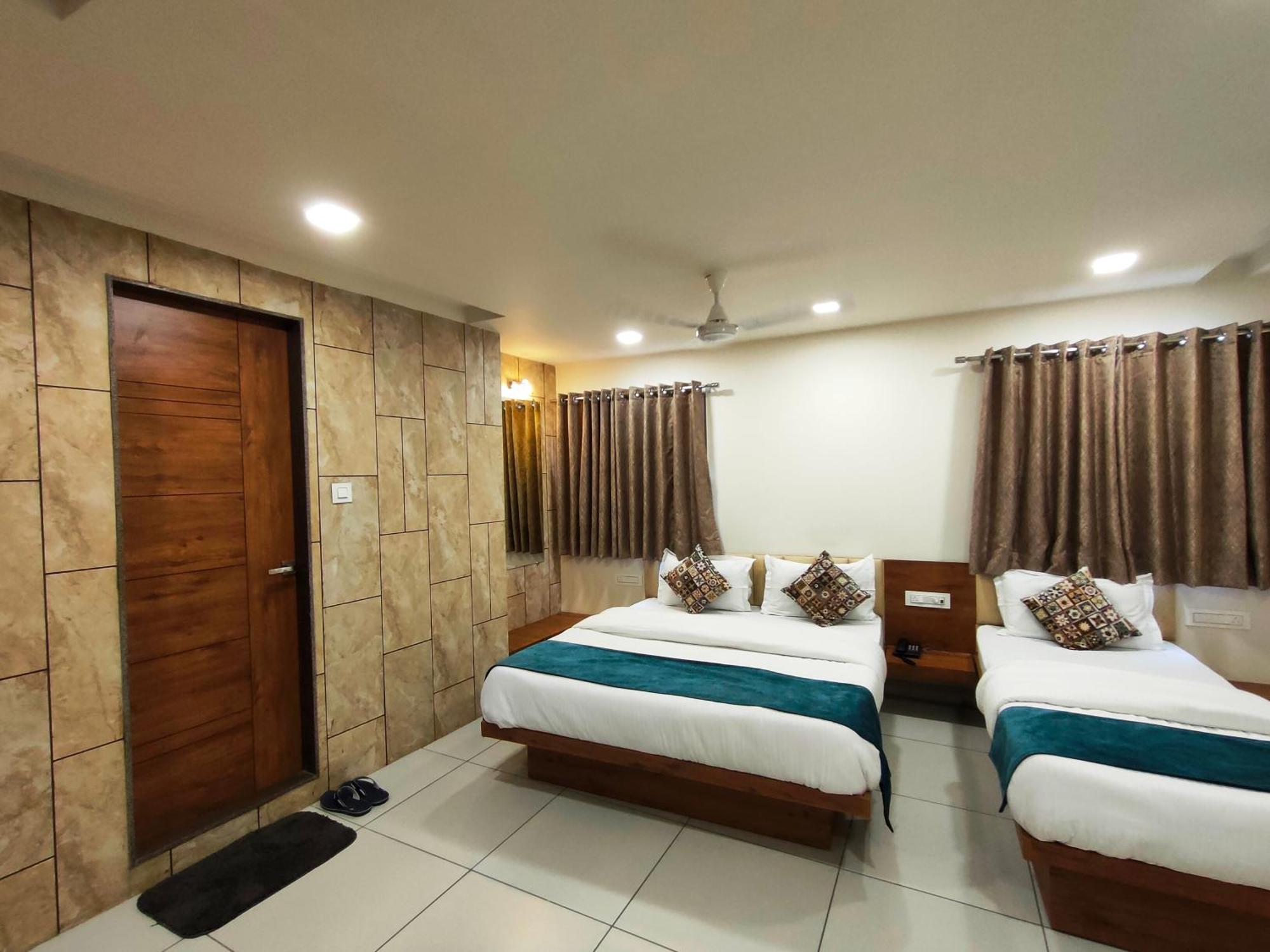 Hotel Kinara Ахмедабад Екстер'єр фото