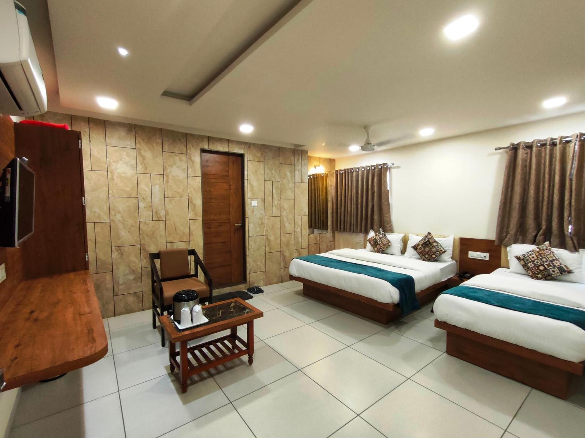 Hotel Kinara Ахмедабад Екстер'єр фото